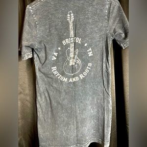 Bristol Tn rhythm and roots tee. Small.